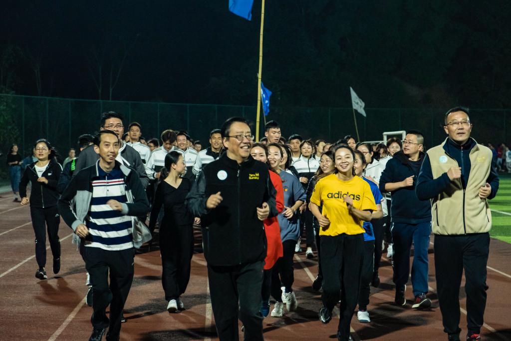 党委书记带头热跑 我校启动2020年师生健康系列体育活动